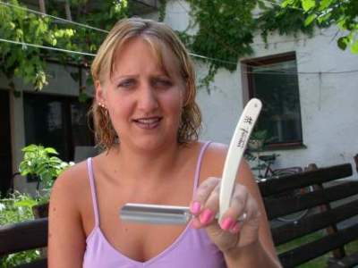 How to hold the razor with tender fingers
